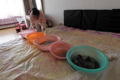 通辽楼上漏水，住户失联，小区没物管，业主维权难！律师来支招……